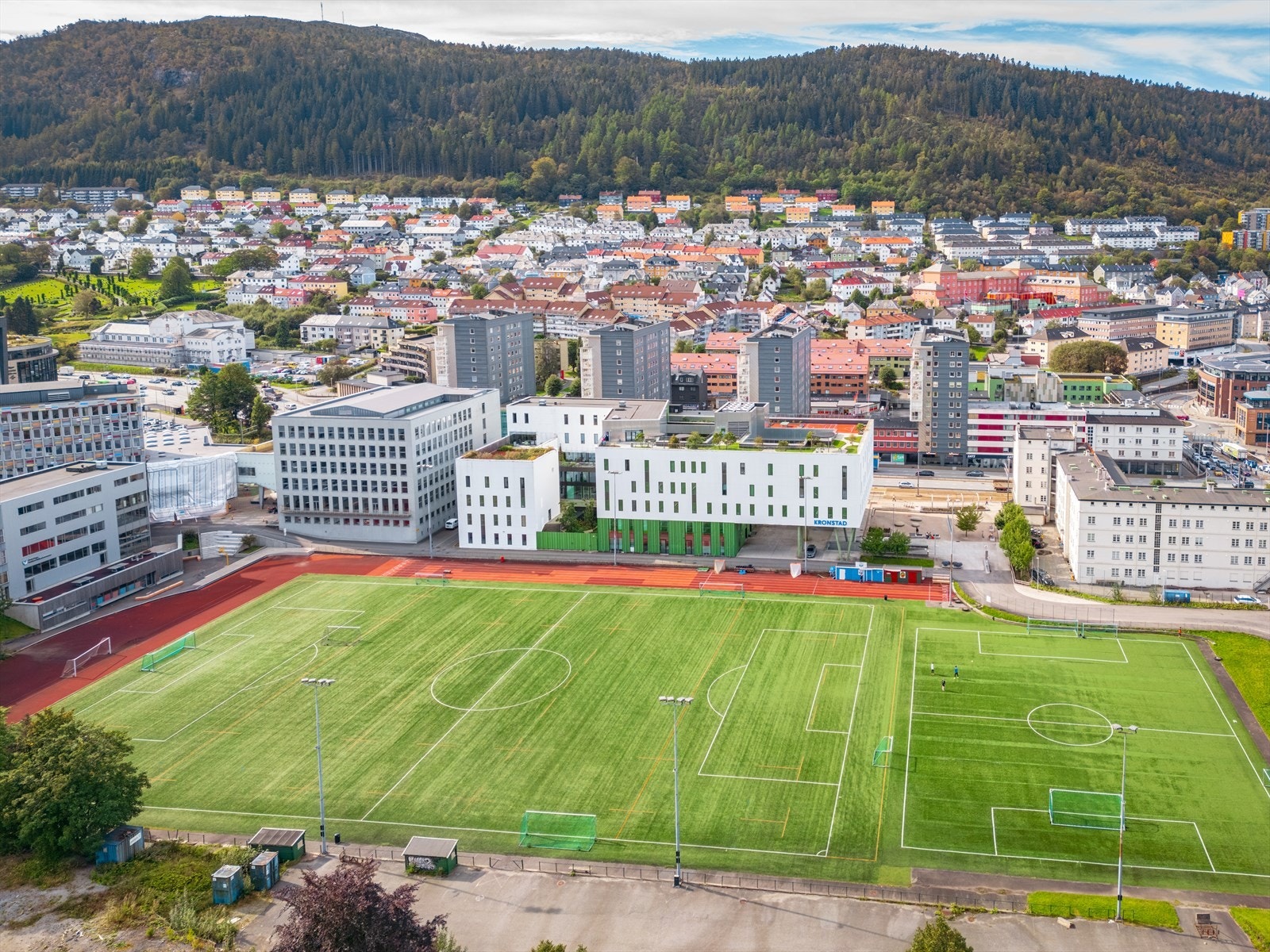 Danmarksplass har bl.a. bybanestopp, restauranter, kafeer og treningssenter. Galleribilde
