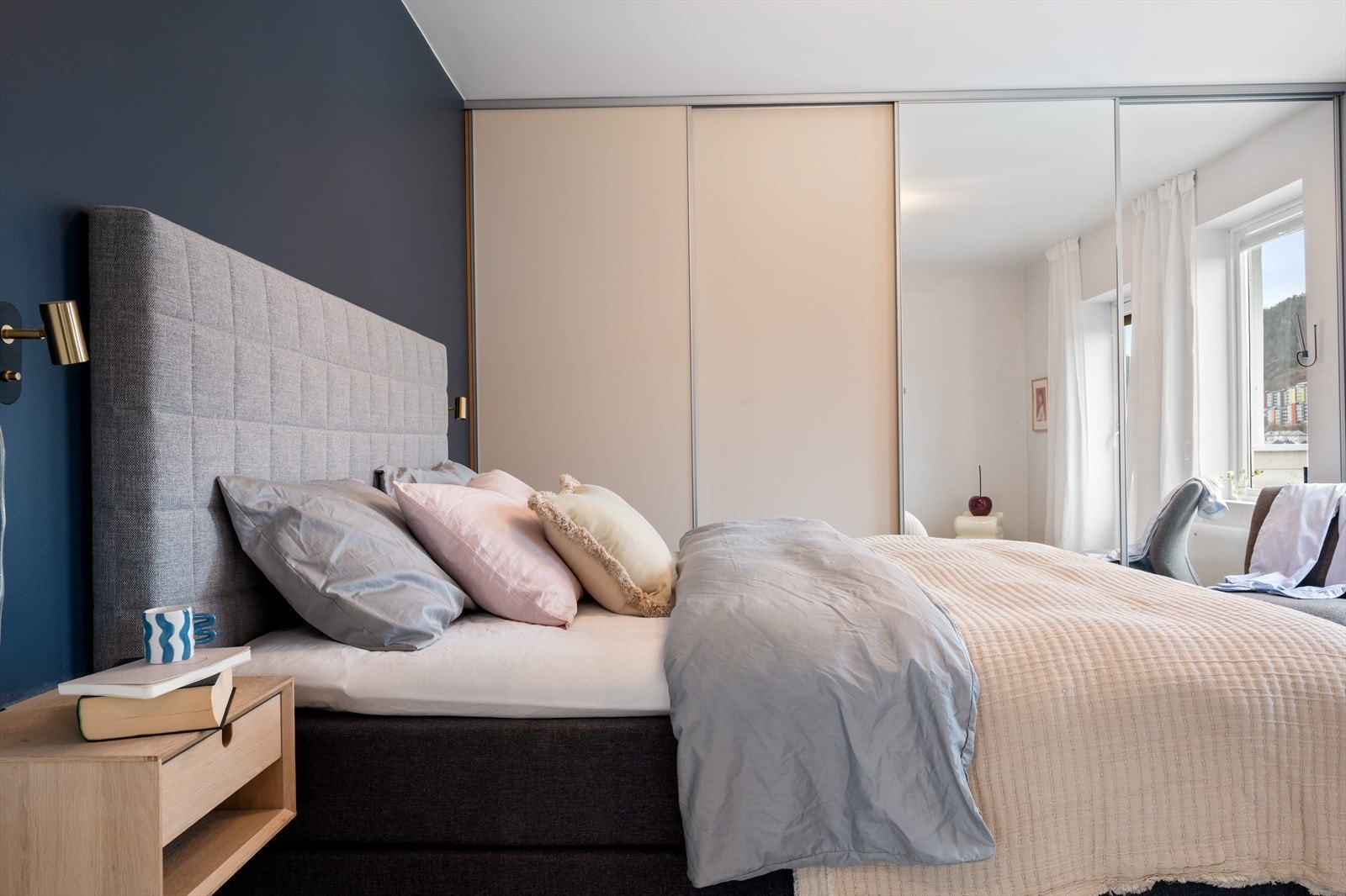 Soverommet måler hele 16 kvm og har rikelig med skapplass i praktisk skyvedørs garderobe! Galleribilde