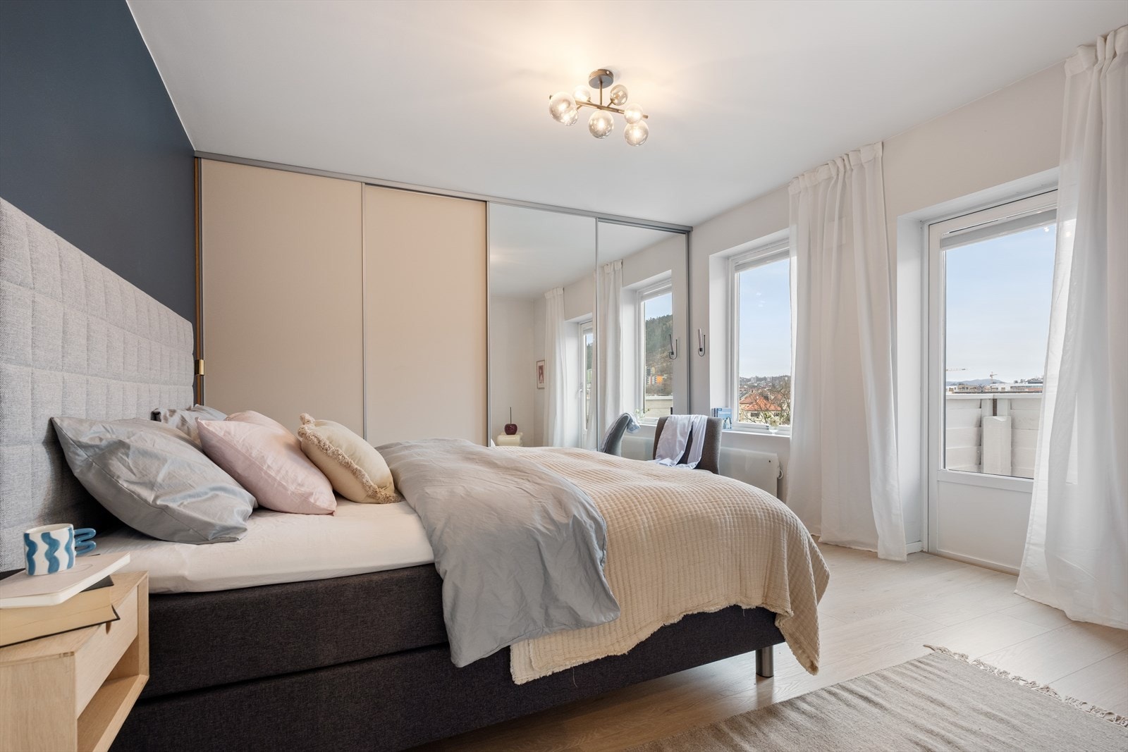 Store vinduer med masse lys! Her er også utgang til leilighetens balkong! Galleribilde