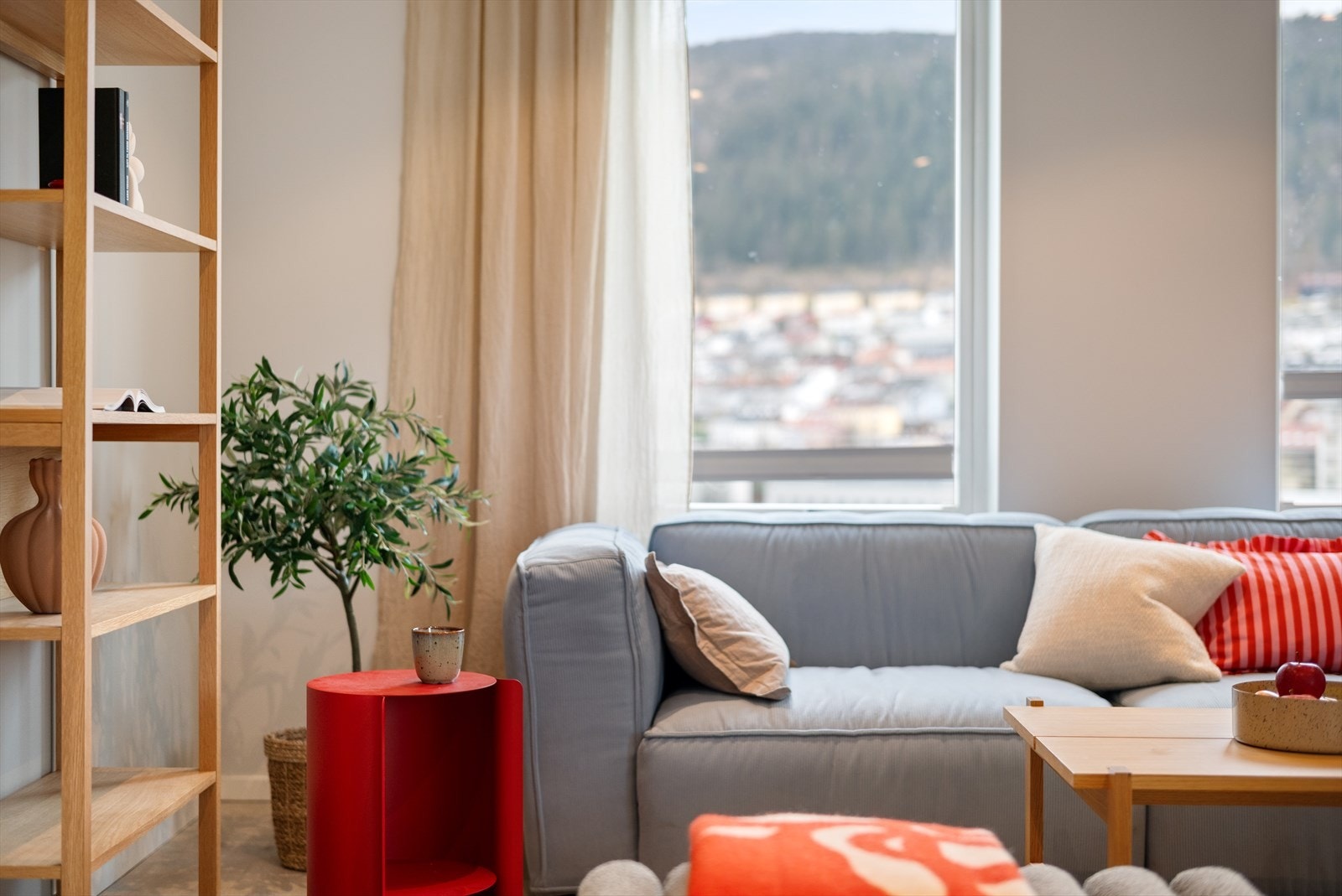 Store vinduer i stue sikrer rikelig med naturlig lys og herskaplig utsikt! Galleribilde