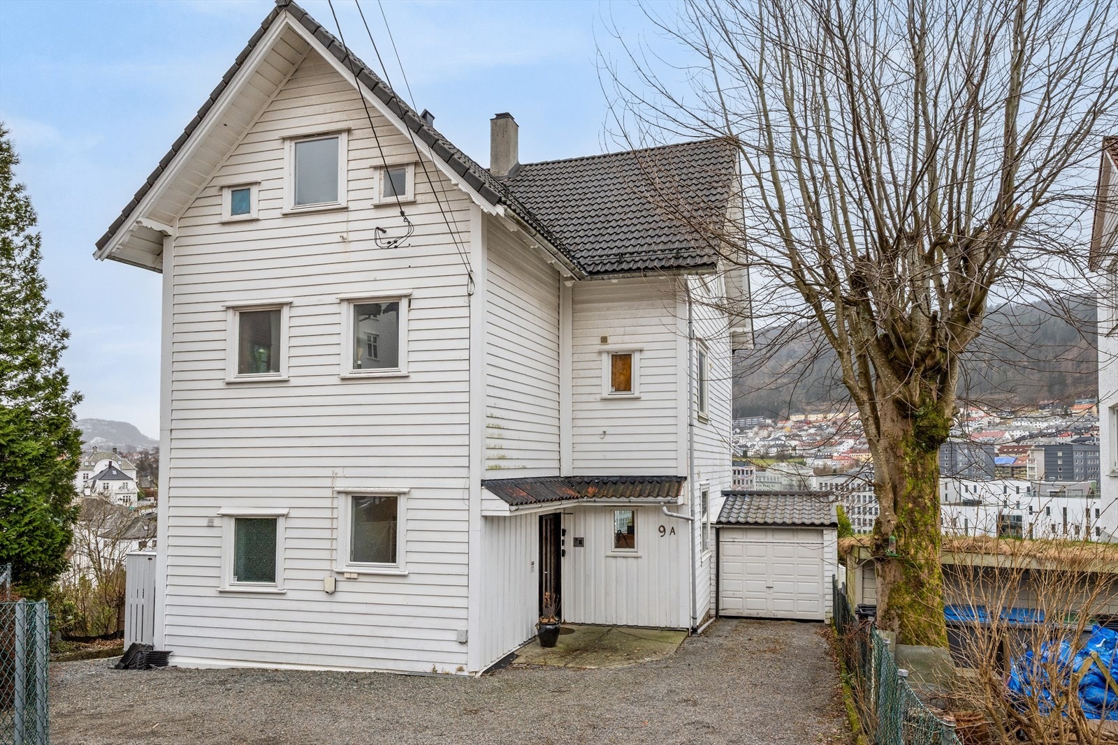 Fast parkeringsplass i carport. Beliggenhet i enden uten gjennomgangstrafikk, verken til fots eller biler. Galleribilde