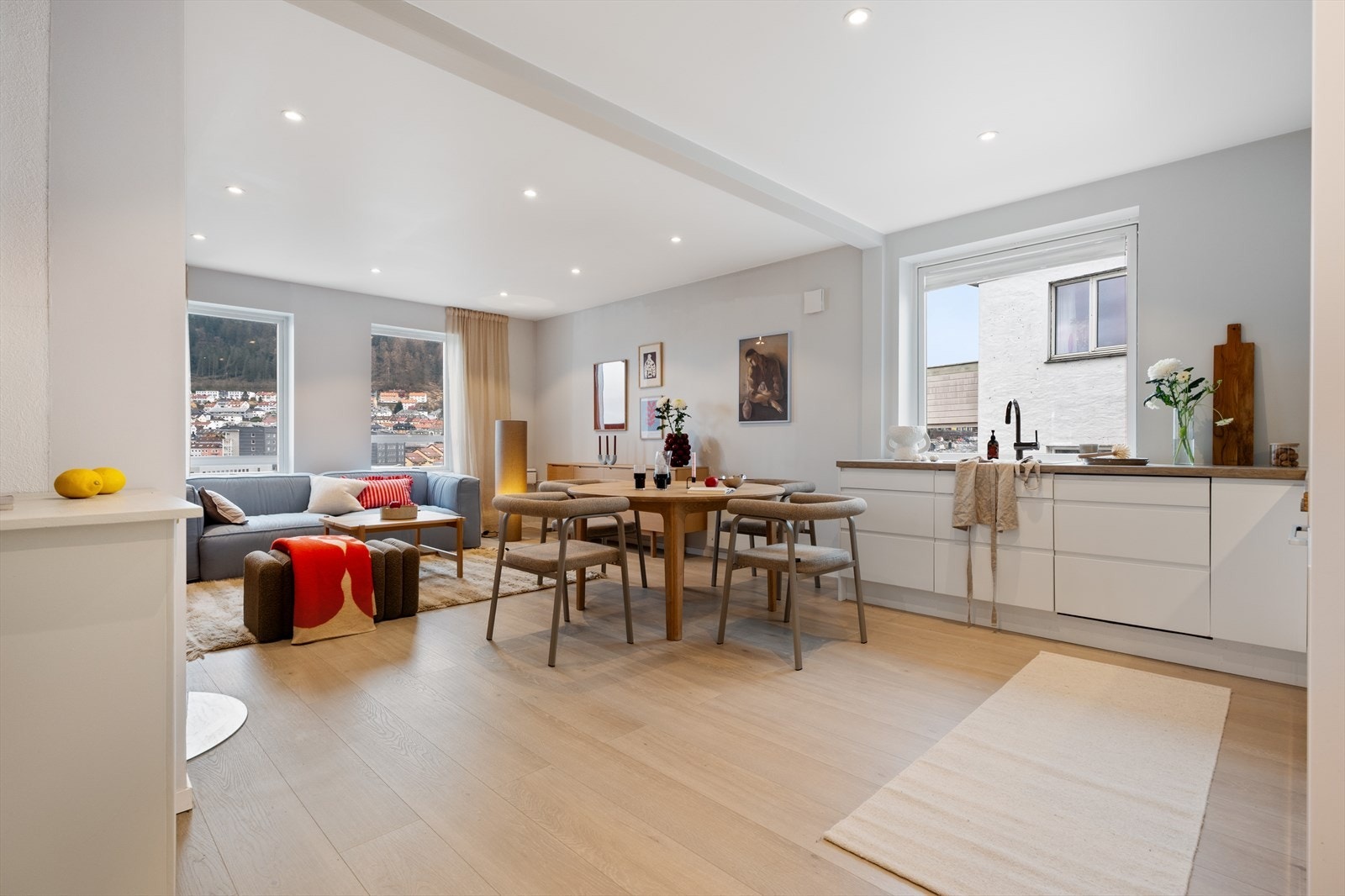 Leiligheten har en moderne åpen stue- kjøkken løsning, men fortsatt god plass til variert innredning! Galleribilde
