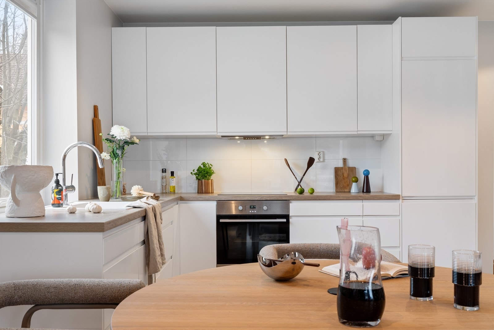 Kjøkkenet har rikelig med skap- og benkeplass til matlaging! Galleribilde