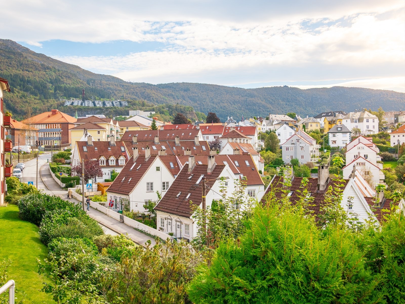 Kronstad er et trivelig nabolag med variert bebyggelse, koselige gater og nærhet til mange tilbud. Velkommen på visning! Galleribilde
