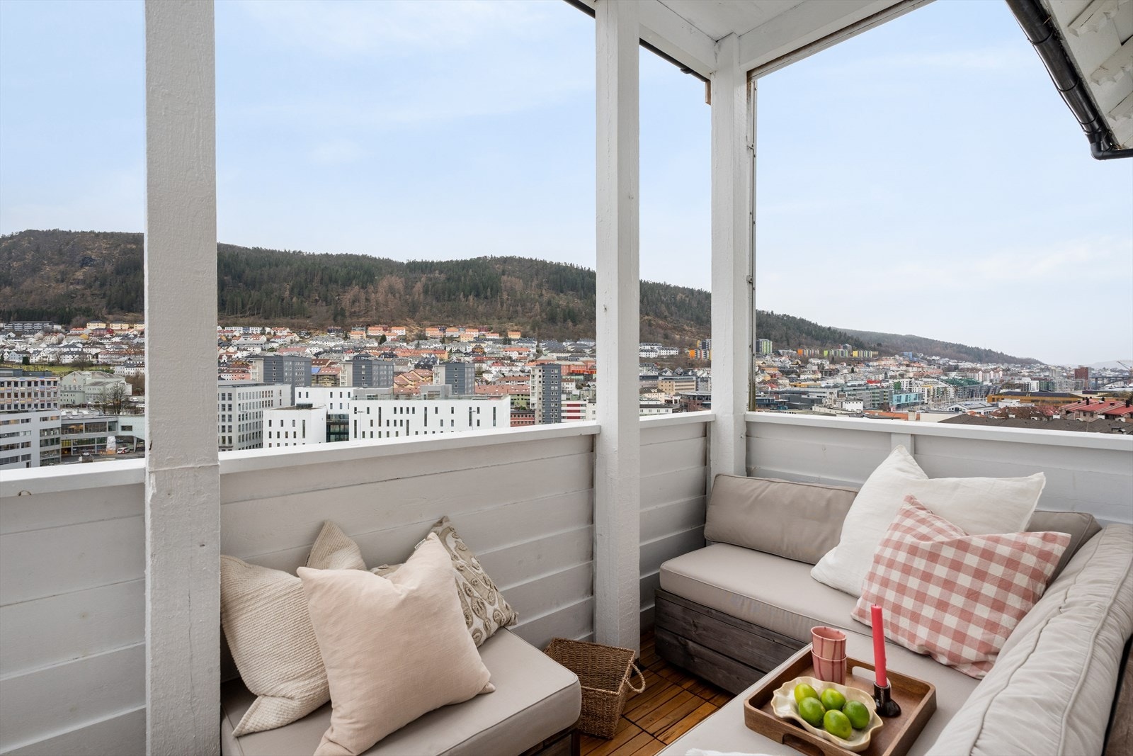 Leilighetens balkong ble nylig oppgradert! Her har du utsøkt vestvendt solforhold og utsikt over hele bergensdalen! Galleribilde