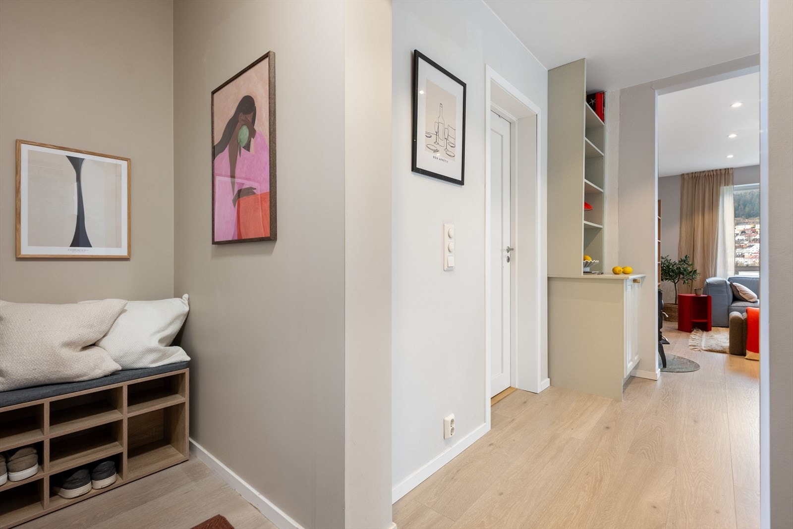 Fra entre er det tilkomst til stuen og bad! Galleribilde