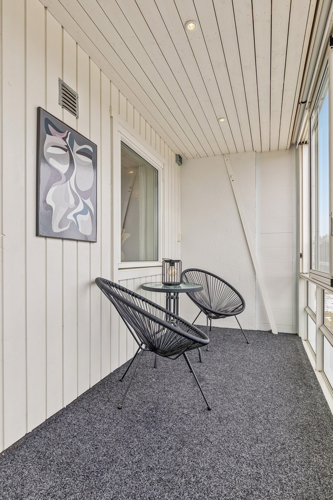 Balkongen er syd-vestvendt og har integrert solskjerming i skyvevinduene. Galleribilde