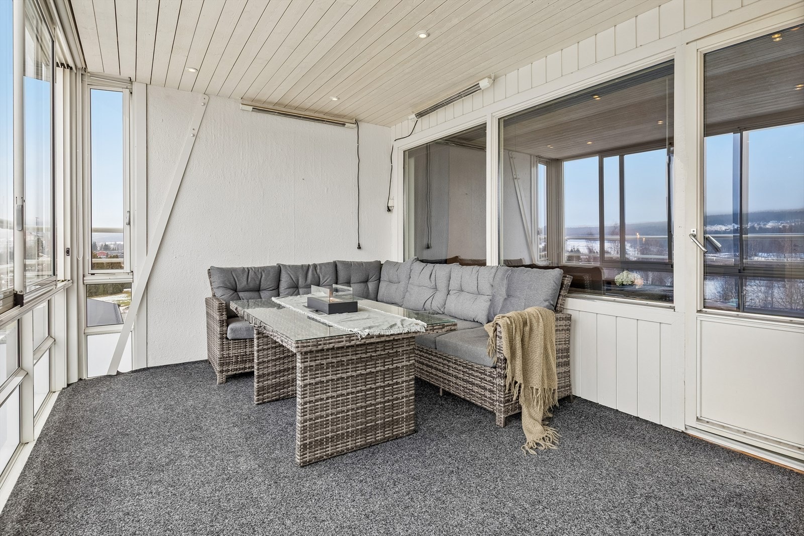 Innglassingen fra 2014 gjør dette til en lun og anvendelig uteplass. Galleribilde