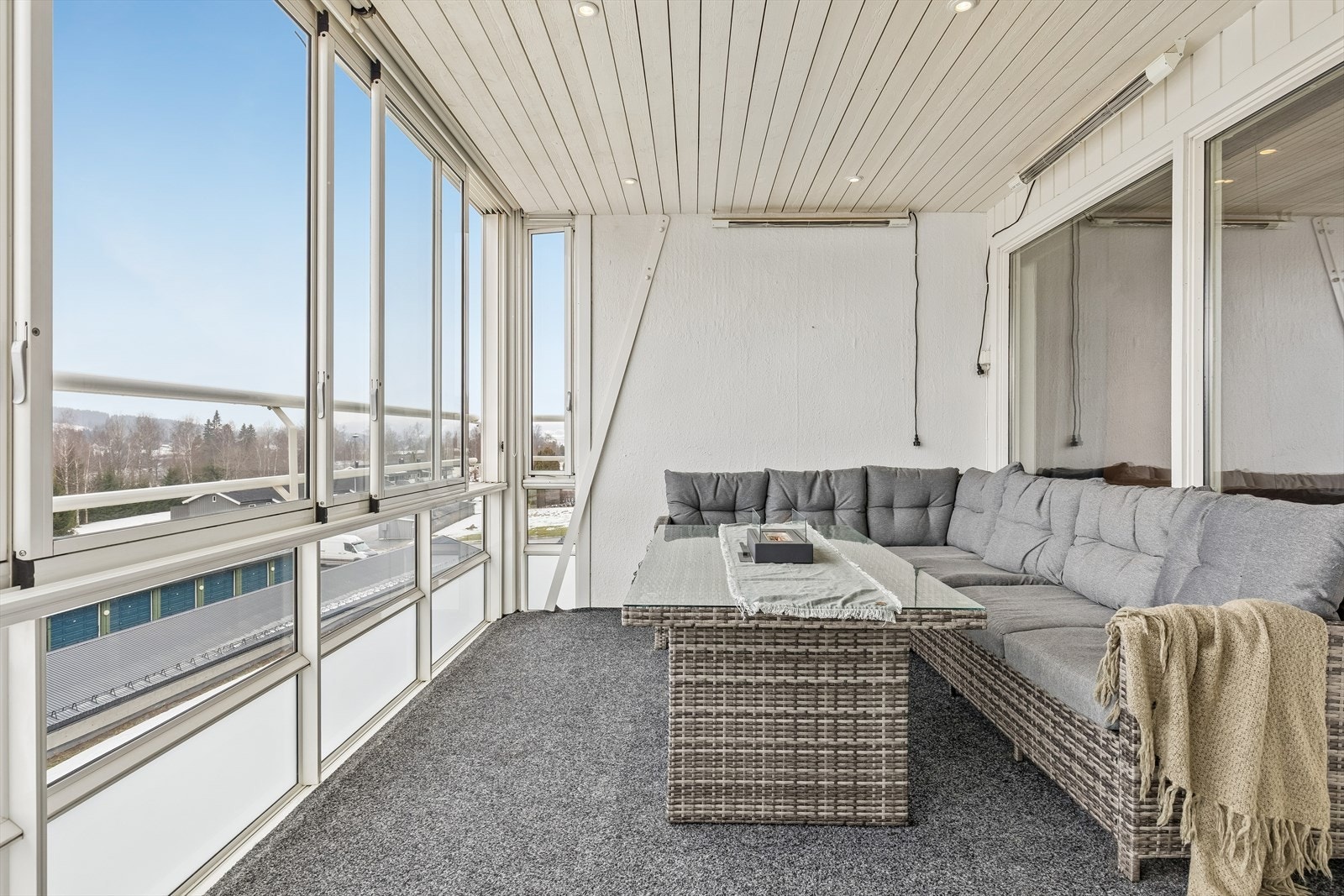 Den store, innglassede balkongen på 17 m² fungerer som et ekstra oppholdsrom store deler av året. Galleribilde