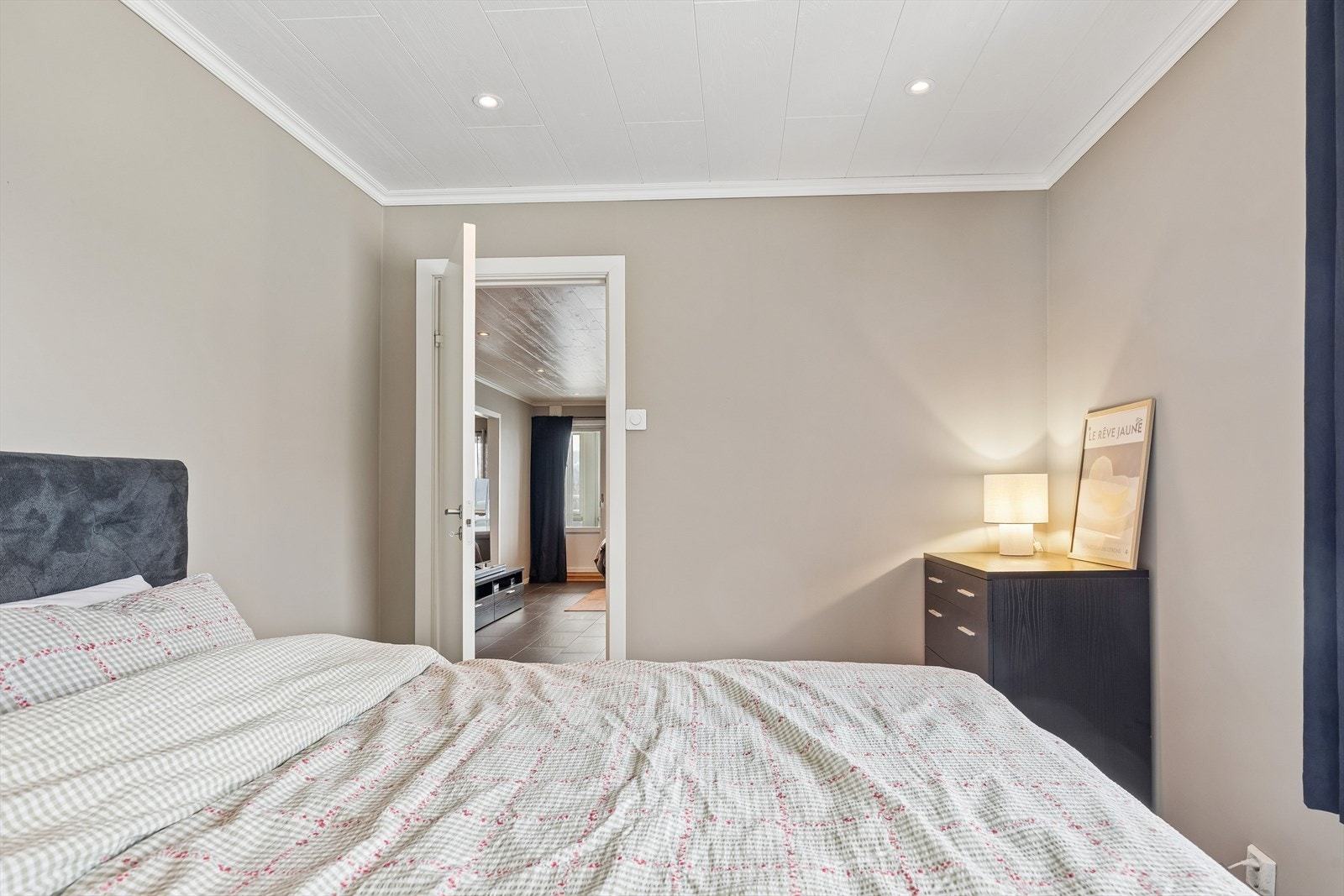 Hovedsoverommet har laminatgulv og downlights i taket. Galleribilde