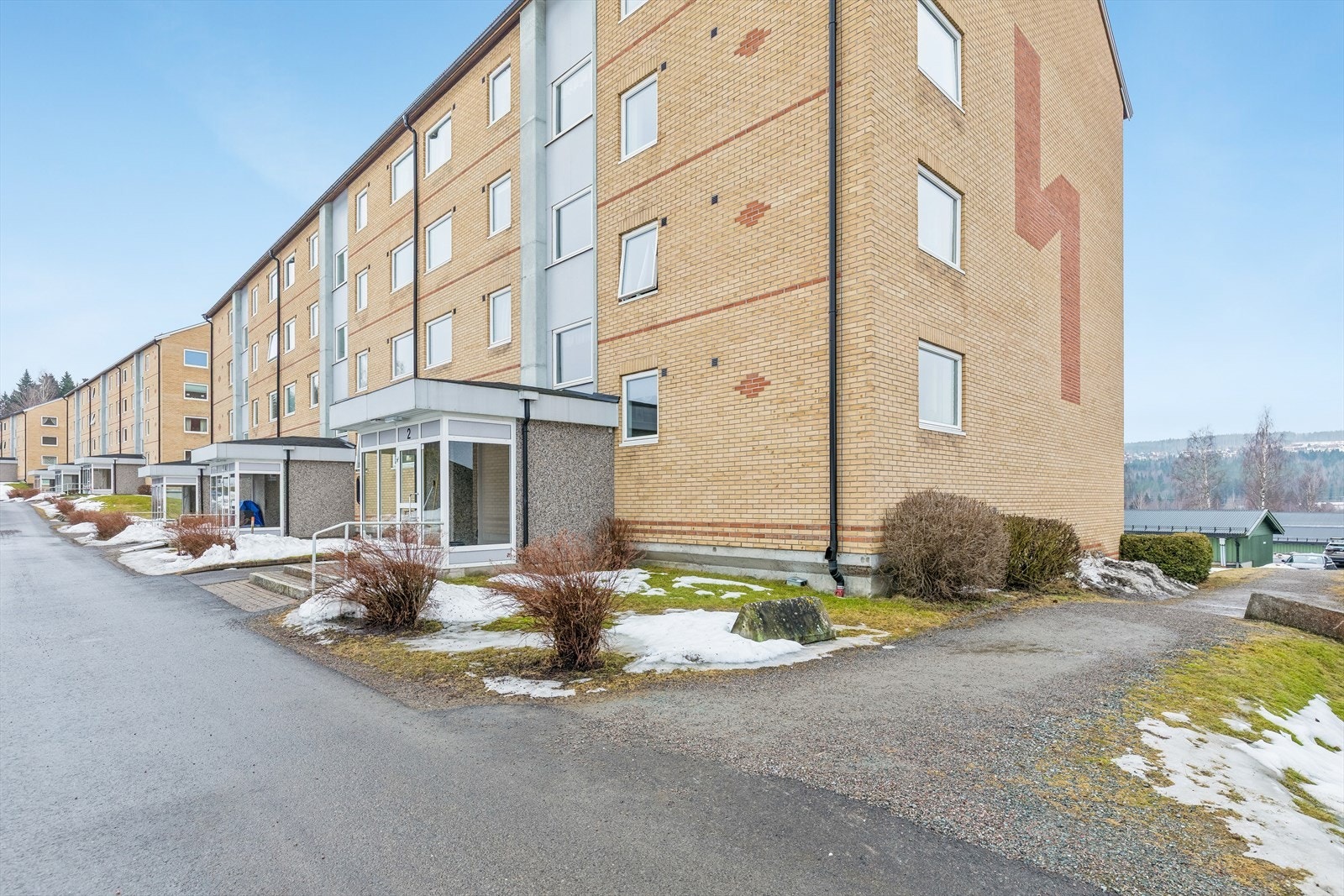 Fasaden ble rehabilitert med ekstra isolering i 1998/99. Yttertaket på bygget ble fornyet i 2021. Galleribilde