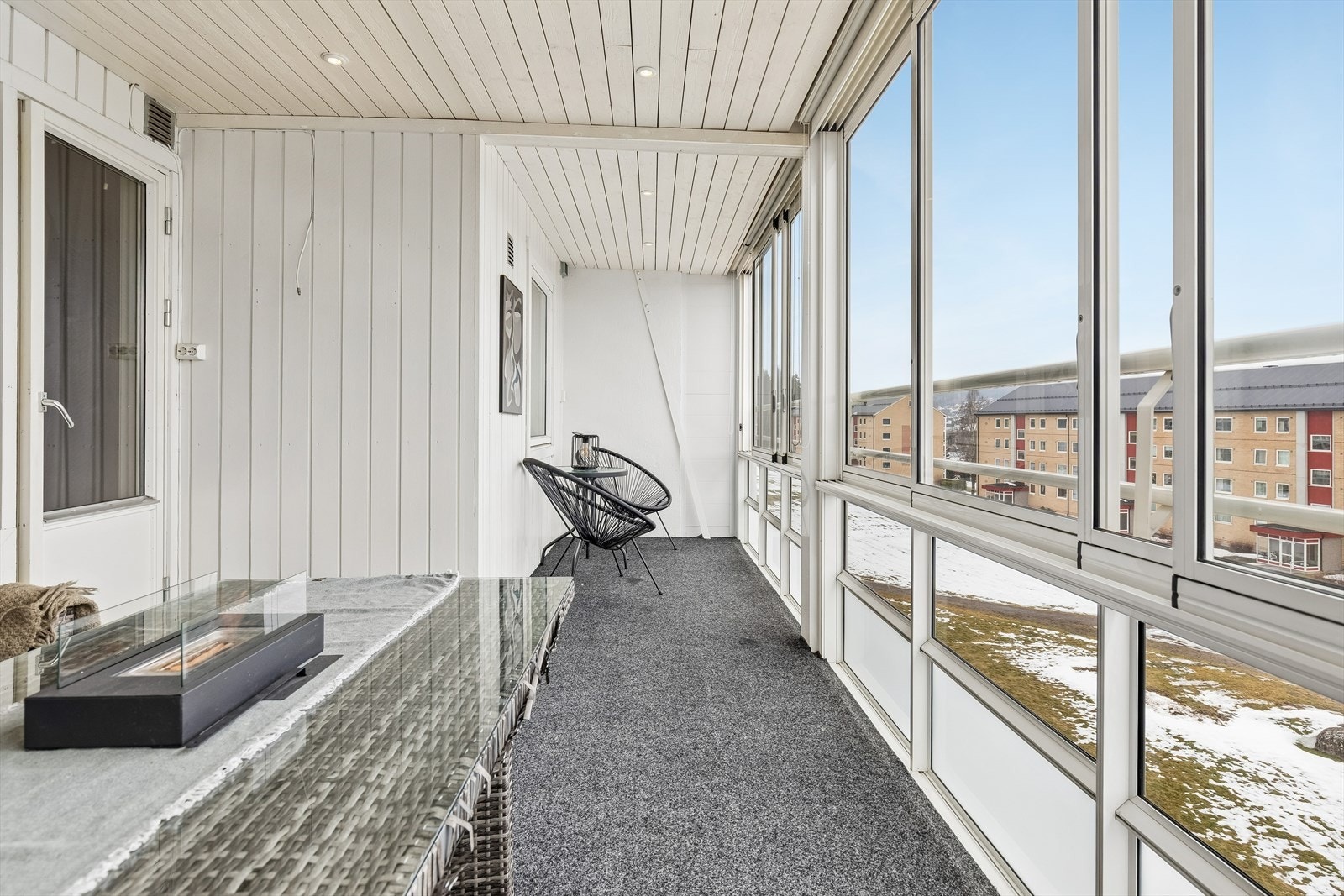 To terrassevarmere og downlights i taket forlenger sesongen og brukstiden. Galleribilde