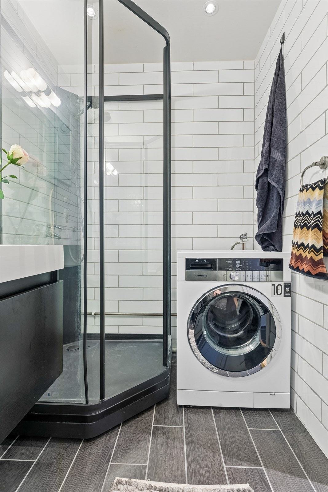 Badet har elektriske varmekabler i gulvet, opplegg for vaskemaskin og et nytt dusjkabinett fra 2024. Galleribilde