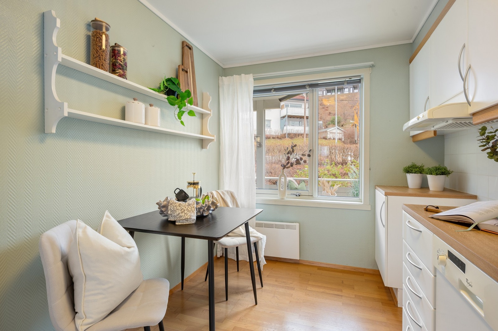 På kjøkkenet er det og plass til etablering av spisebord. Galleribilde