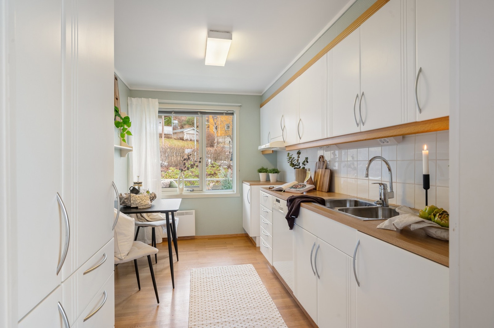 Lyst og romslig kjøkken med god skap- og benkeplass. Galleribilde