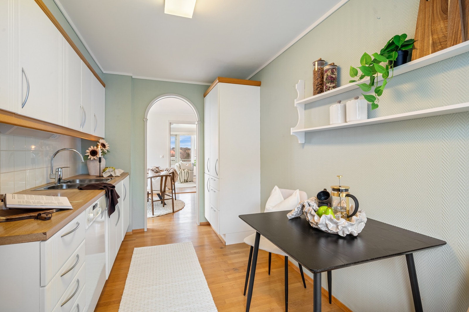 Naturlig skille mellom stue og kjøkken som gir flere soner. Galleribilde