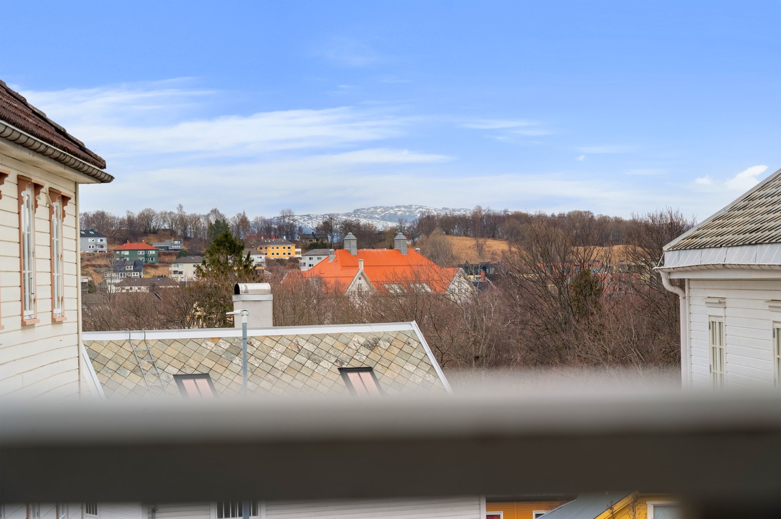 Eiendommen har en nydelig beliggenhet på populære og nostalgiske Bakkaunet. Dette er et veletablert og sentrumsnært villastrøk som er tilbaketrukket fra Innherredsveien og er fri for gjennomgangstraffikk. Galleribilde