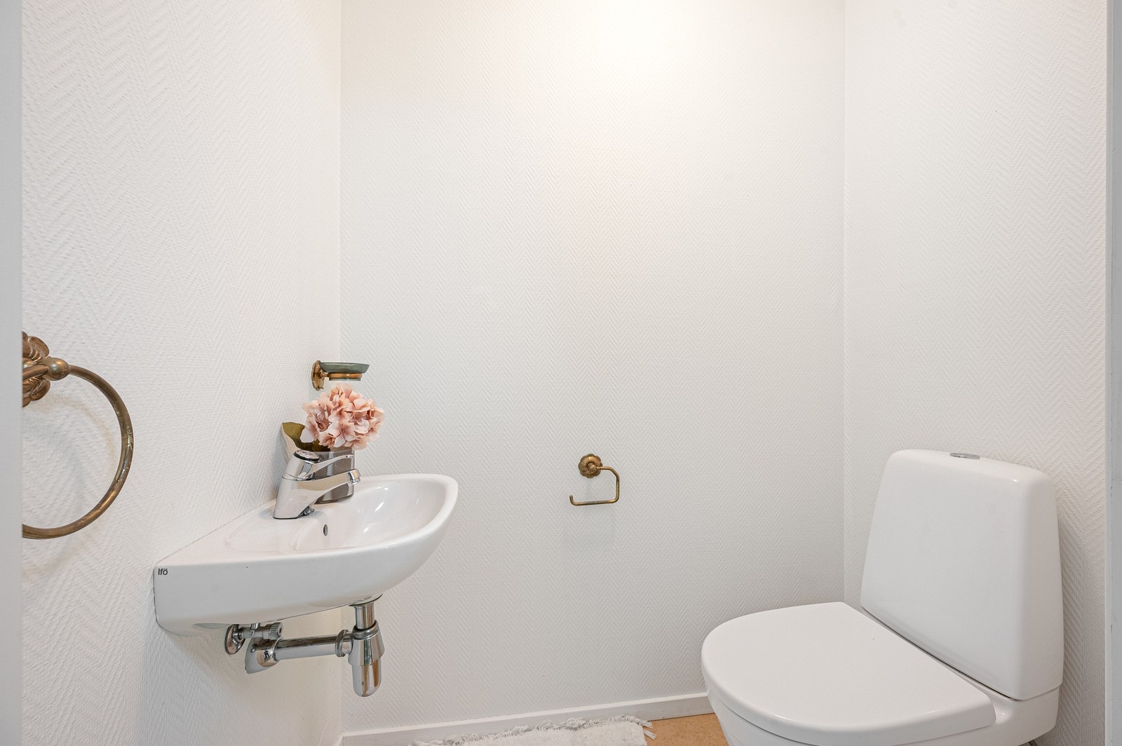 Praktisk toalettrom i tilknytning entreen. Galleribilde