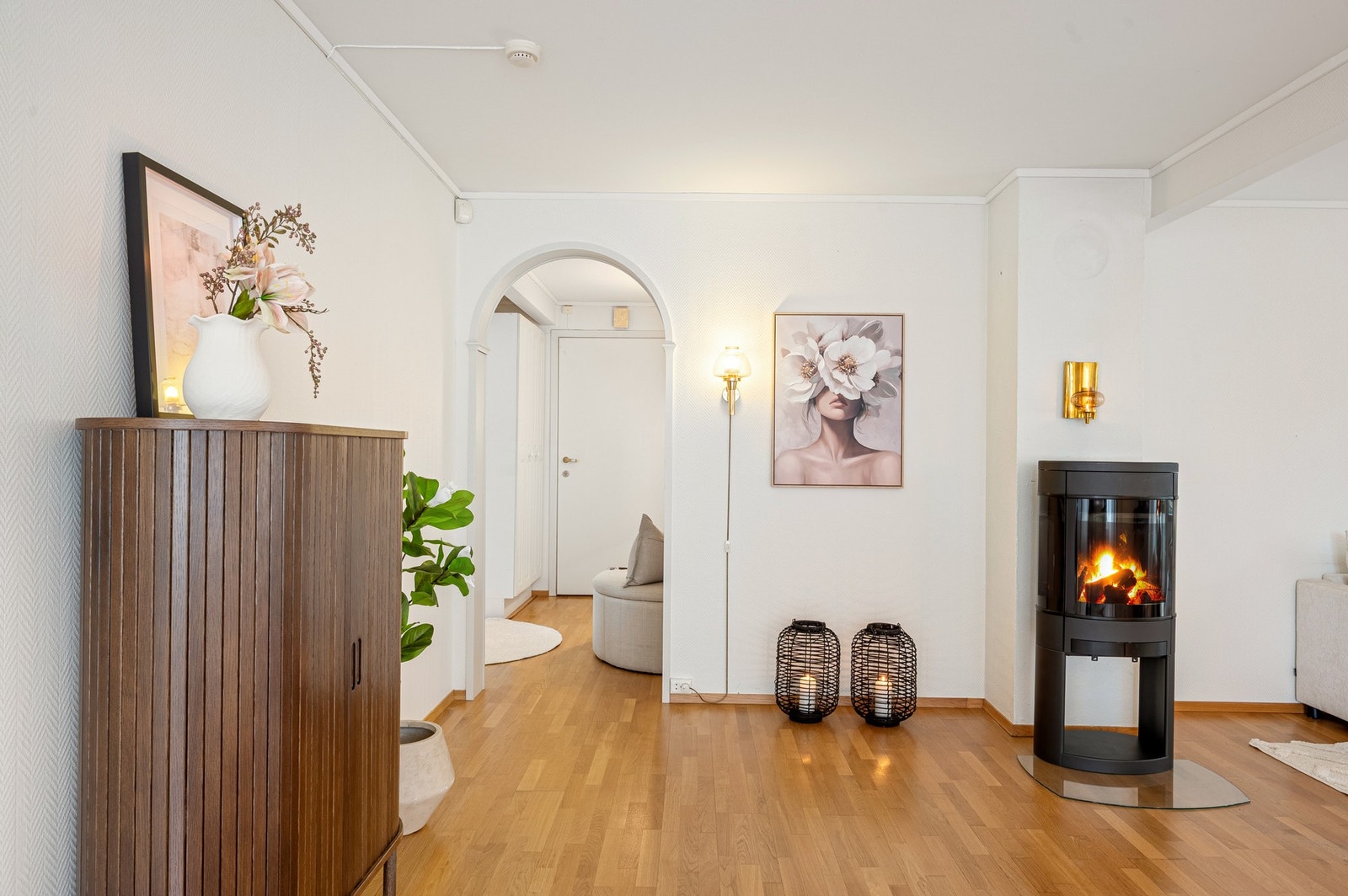 Leiligheten er utstyr med vedovn som er ypperlig å benytte i vinterhalvåret. Galleribilde