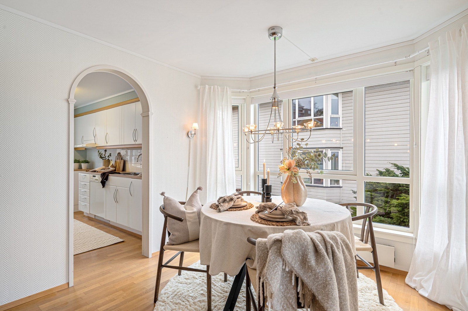 Spiseseksjonen finner sin naturlige plassering ved stue og kjøkken. Galleribilde