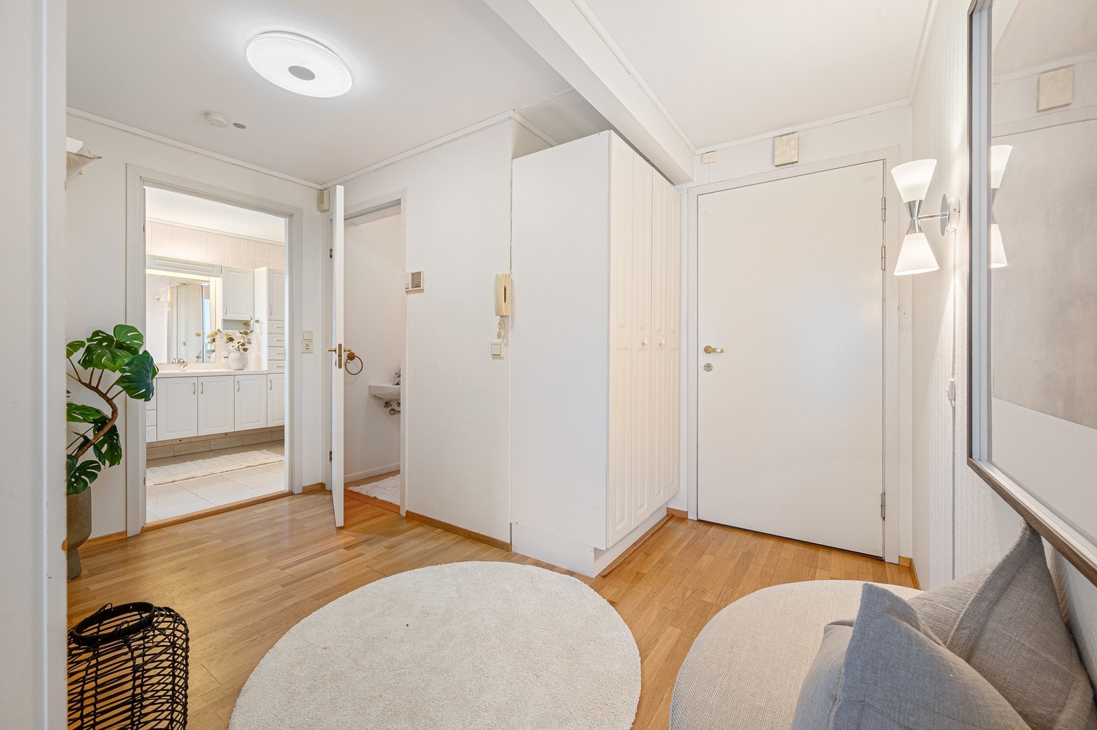 Velkommen inn! Romslig entre/gang på 8,4 kvm med god plass til oppbevaring av sko og annet yttertøy. Galleribilde