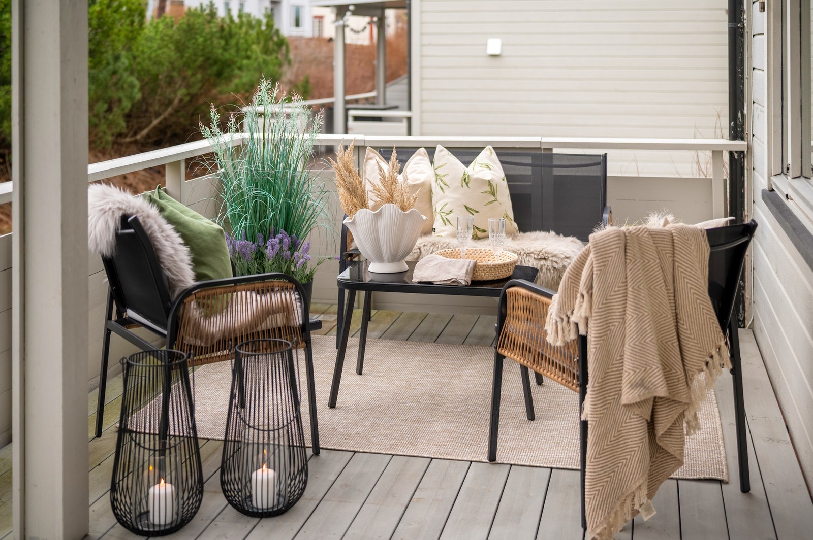 Verandaen er vendt mot rolige og grønne omgivelser som gir en behagelig ramme for uteopphold. Galleribilde
