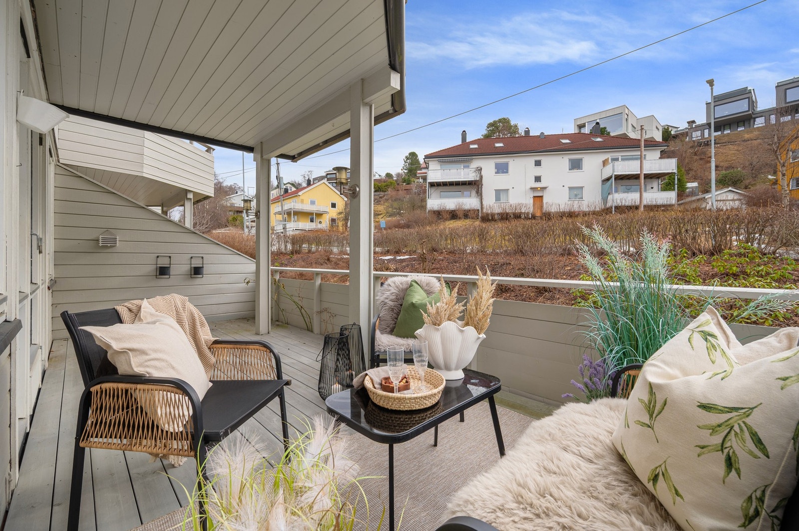 Romslig sørvestvendt veranda på 14,7 kvm med god plass til ønsket utemøblement. Galleribilde