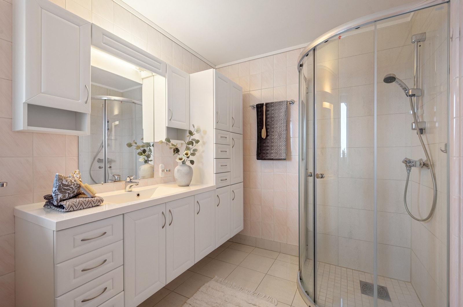 Lyst og romslig flislagt bad på 5,4 kvm. Galleribilde