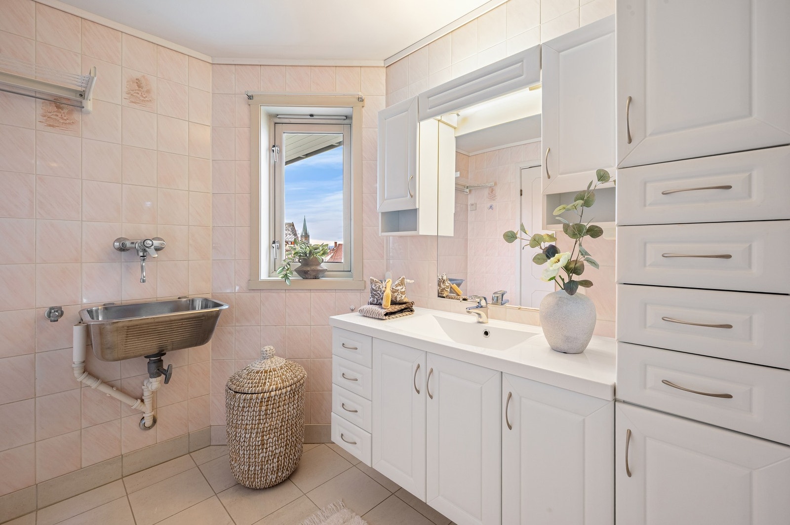 Baderommet er utstyrt med bl.a dusjhjørne, gulvvarme, servant med underskap, speil og opplegg for vaskemaskin. Galleribilde