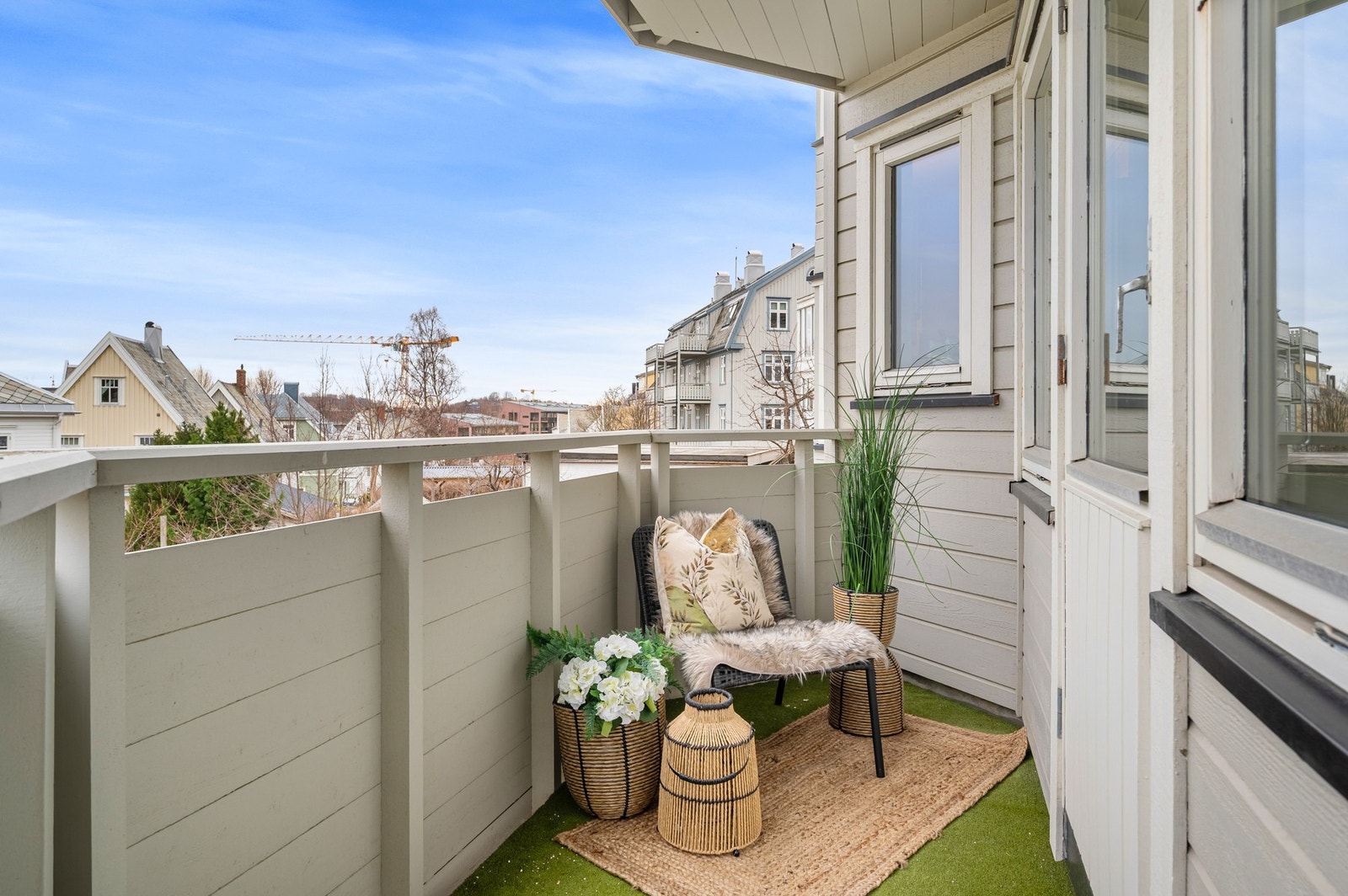 Nordvendt altan som gir et svalt og behagelig uteområde på varme sommerdager. Galleribilde