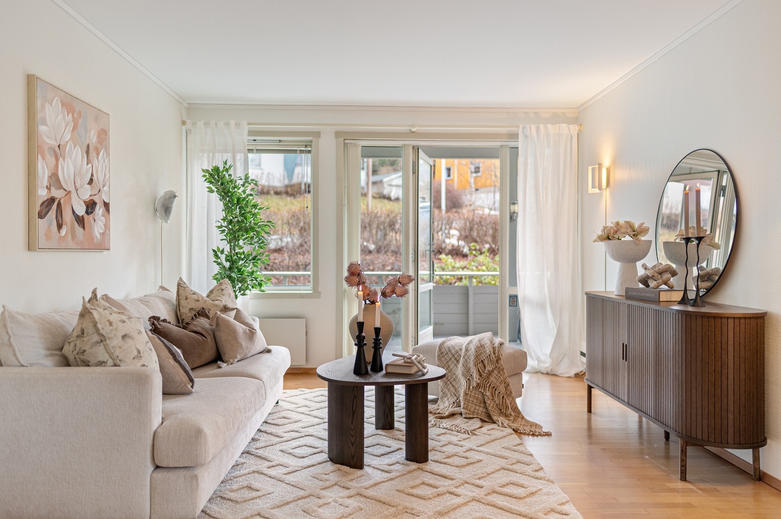 Leiligheten består av stue, kjøkken, 2 soverom, bad, toalettrom, entre/gang og 2 balkonger/veranda. Galleribilde