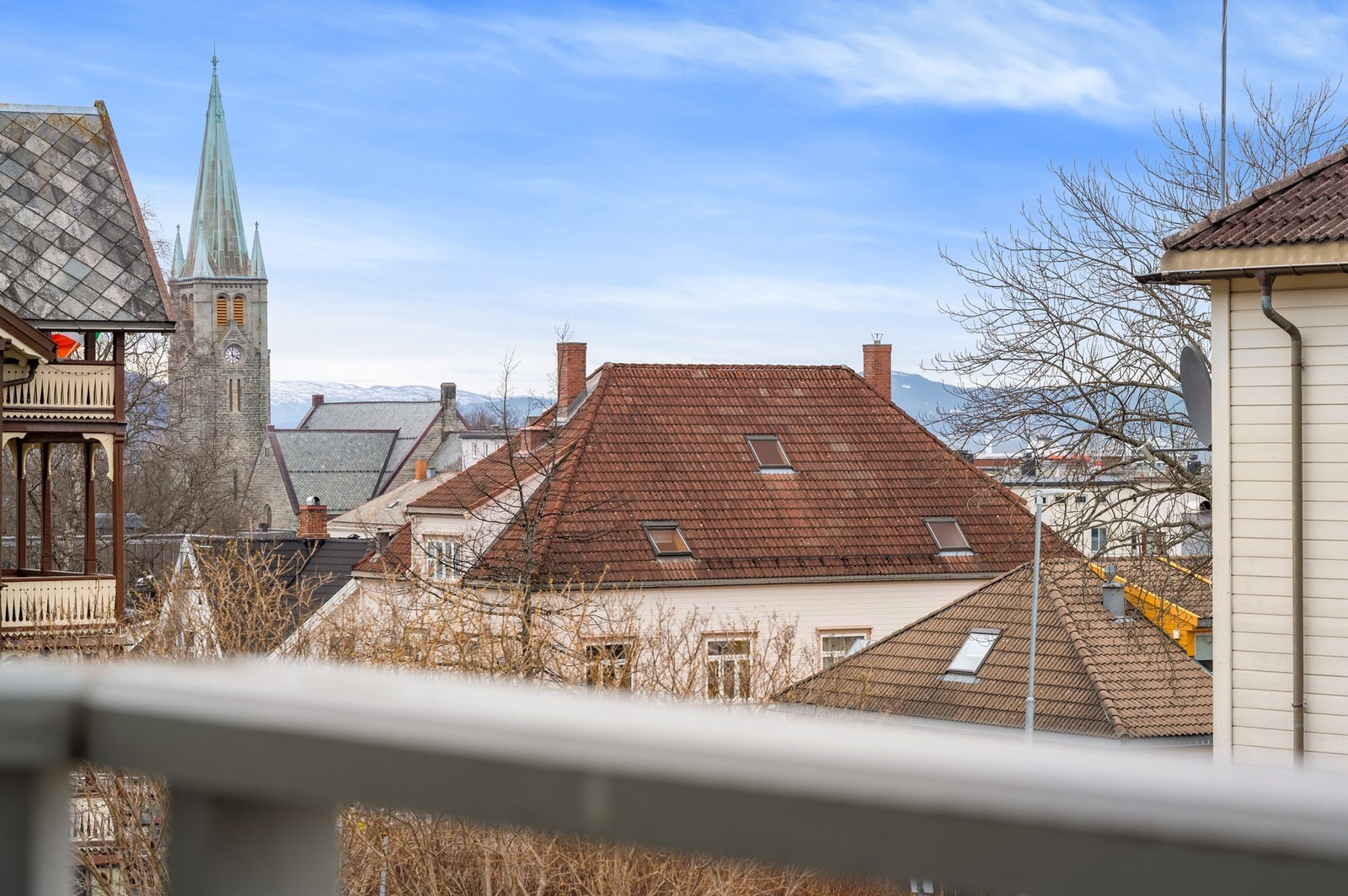 Leiligheten har en nordvendt balkong med utsikt mot Ladehammeren, i tillegg til sørvendt balkong. Galleribilde