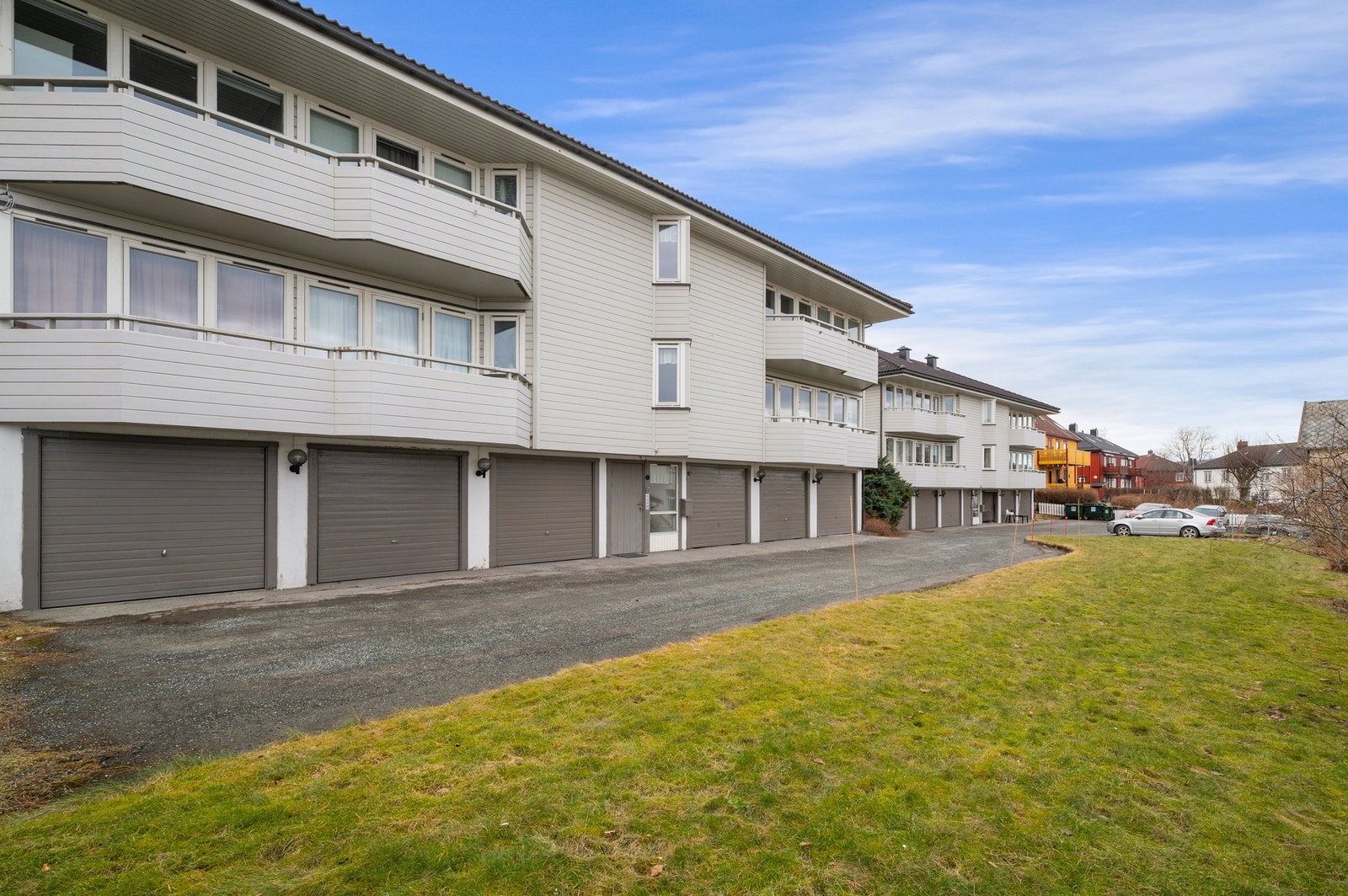Leiligheten har fast garasjeplass i fellesanlegg, som medfølger handelen. Leiligheten er og godt utstyrt med lagring i bod på både kjeller og loft. Galleribilde