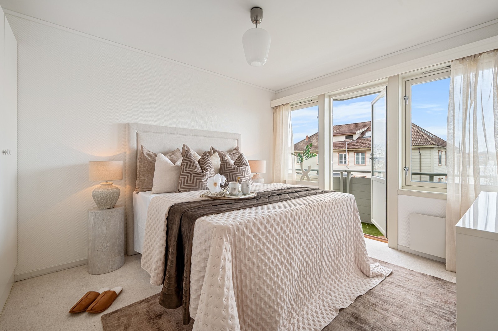 Soverom 1 på 11,1 kvm med direkte utgang til herlig balkong. Galleribilde