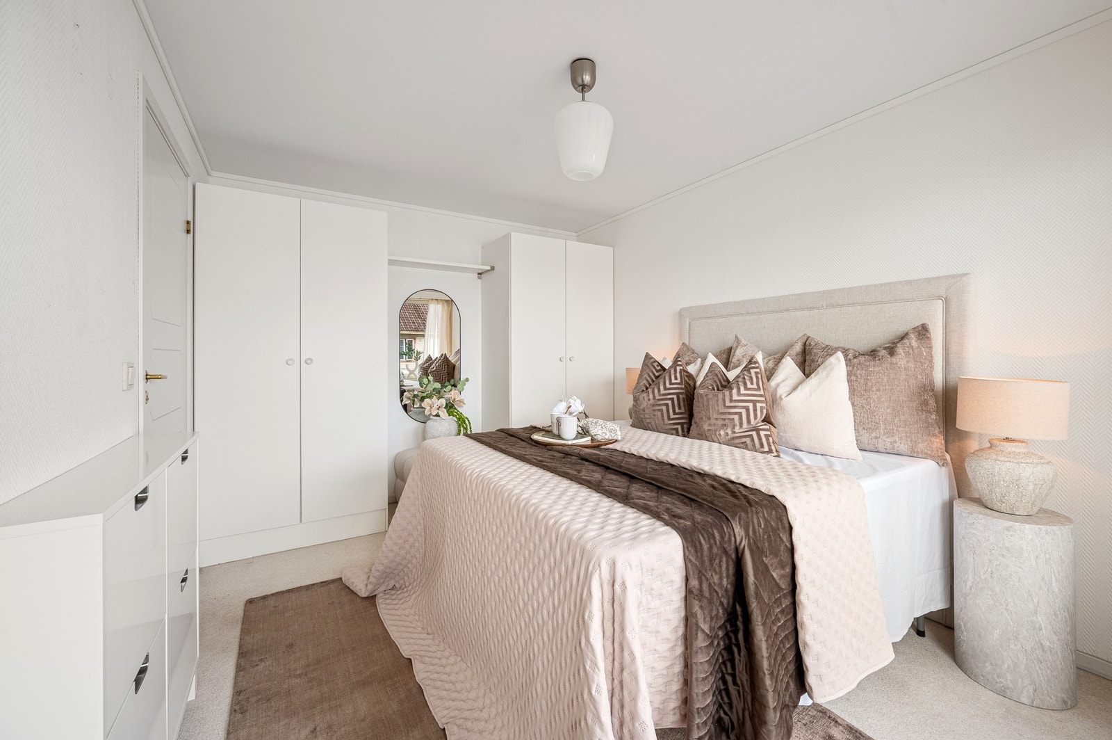 Soverommet har god plass til dobbeltseng og er utstyrt med stor garderobe. Galleribilde