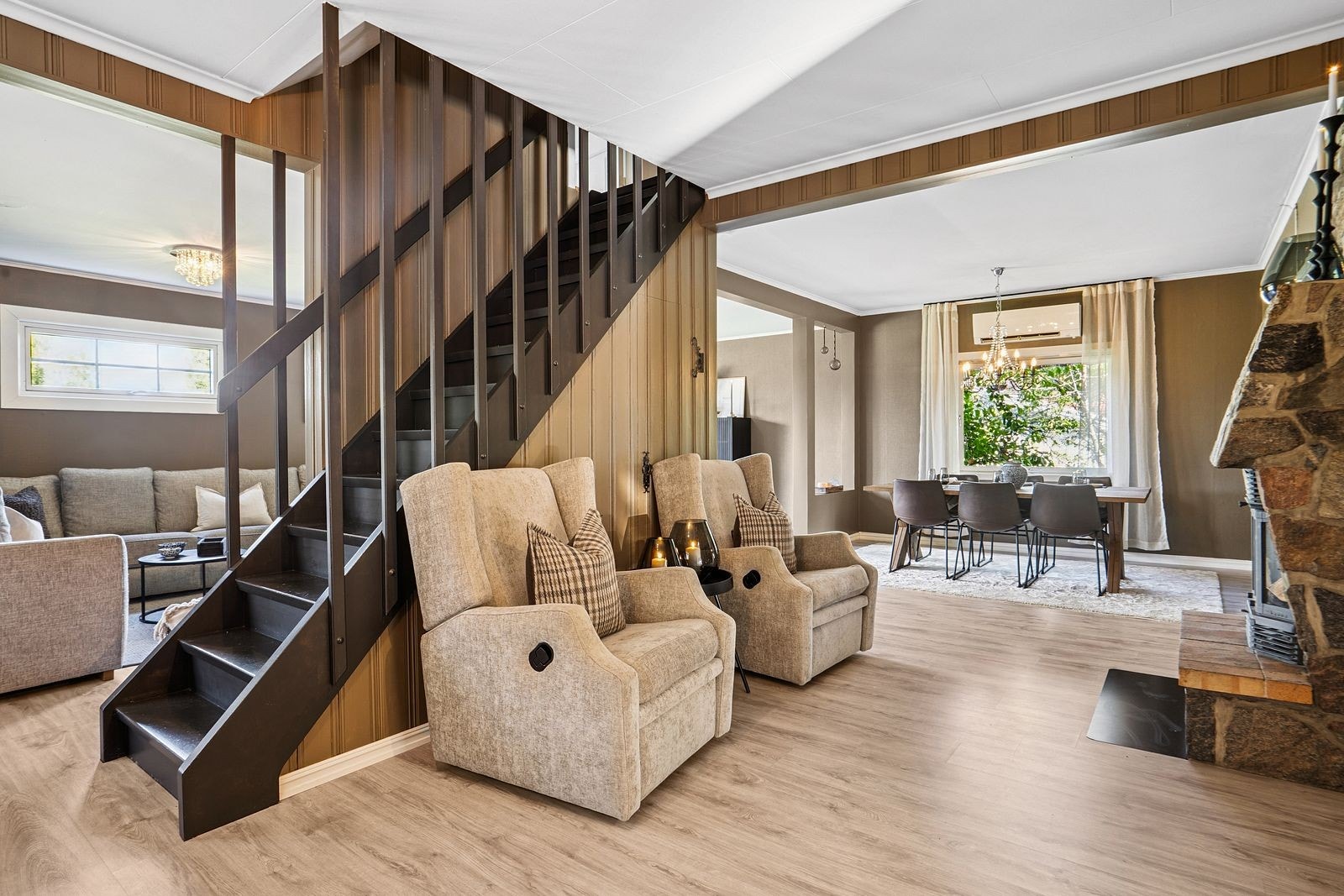 Åpen og lys stue med trapp til 2. etasje. Galleribilde