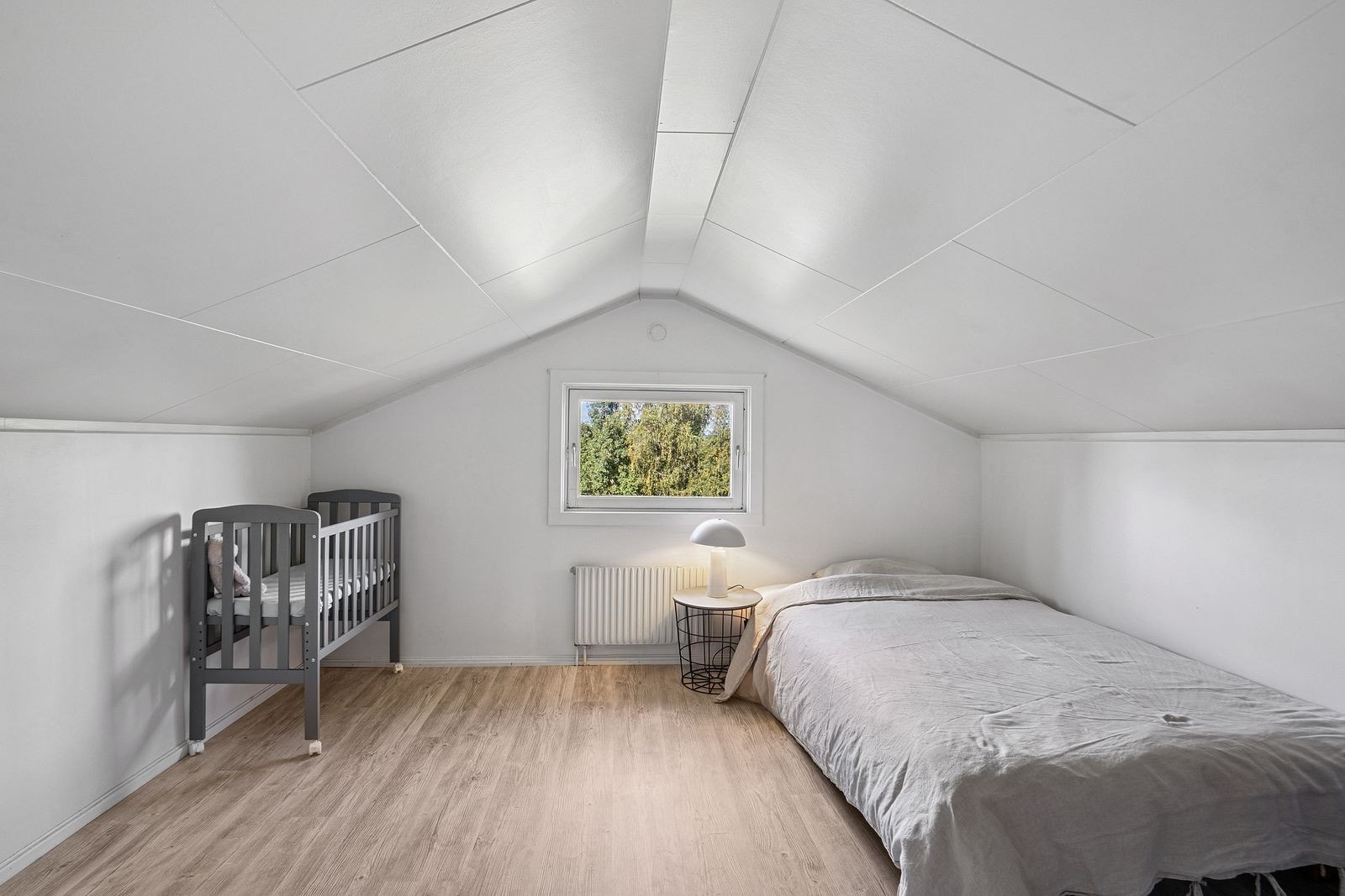 Soverom med skråhimlinger i 2. etasje. Grunnet lav takhøyde i 2. etasje er disse ikke målbare. Galleribilde