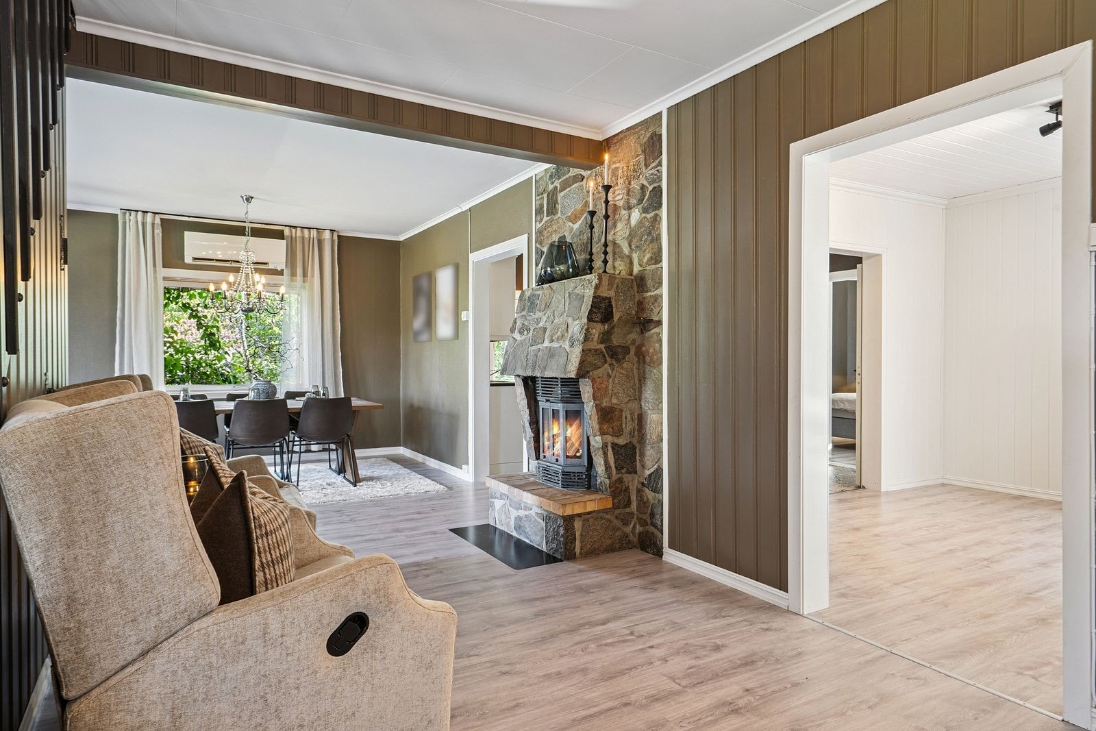 I stua er det utenom peisovn også varmepumpe. Galleribilde