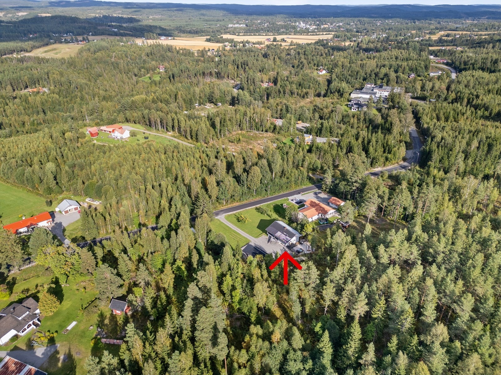 Fin beliggenhet i skogs- og landbruksområde. Galleribilde