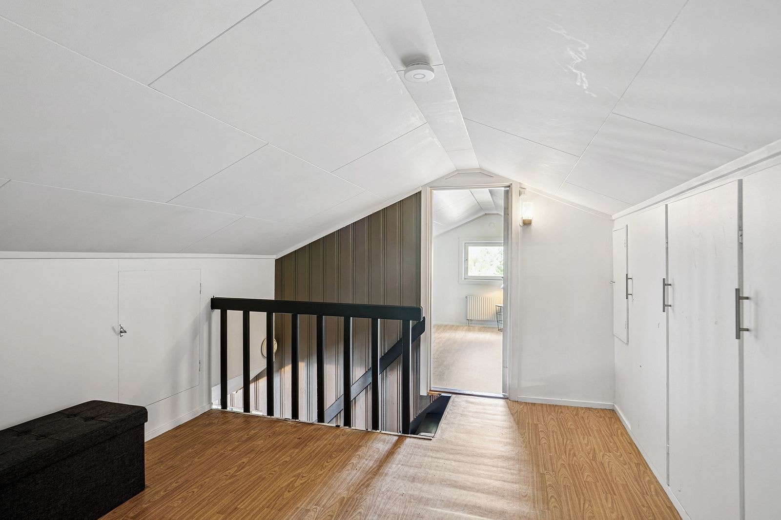 Gang i 2. etasje med plassbygde skap. Galleribilde