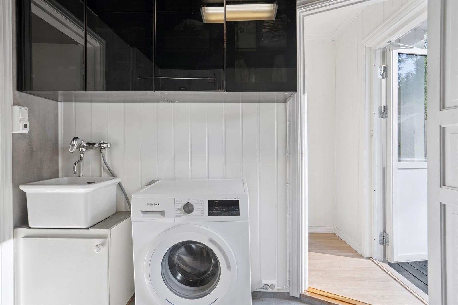 Bad/vaskerom med opplegg for vaskemaskin - Utgang til terrasse fra gang. Galleribilde