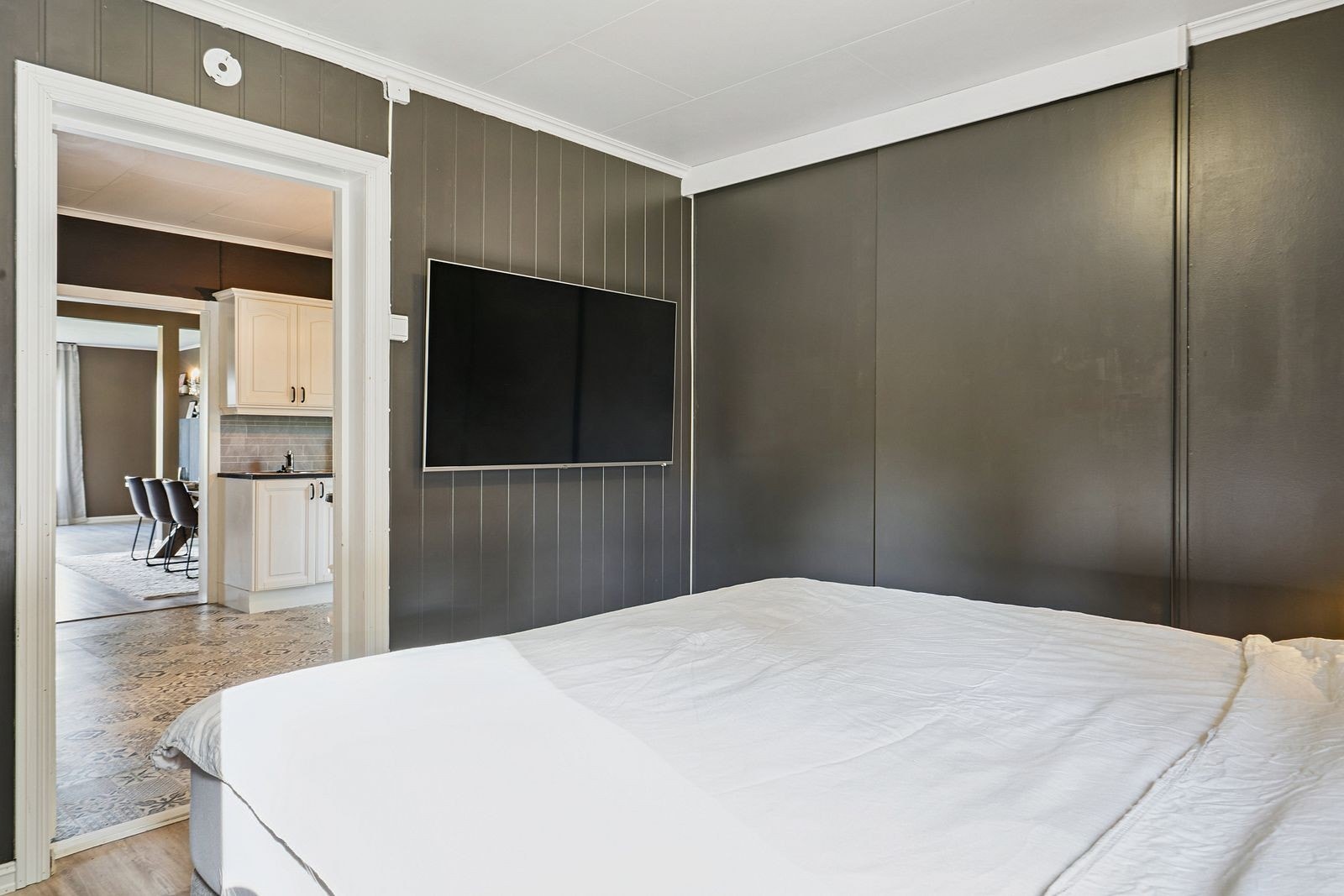 Hovedsoverommet har plassbygget garderobeskab. Galleribilde