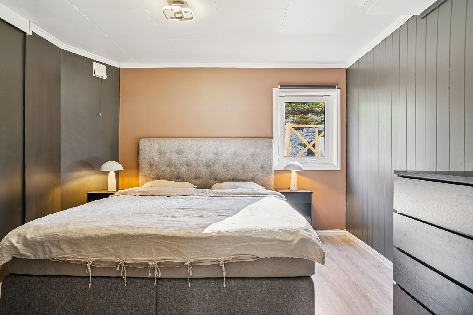 God plass til dobbelseng på soverommet. Galleribilde