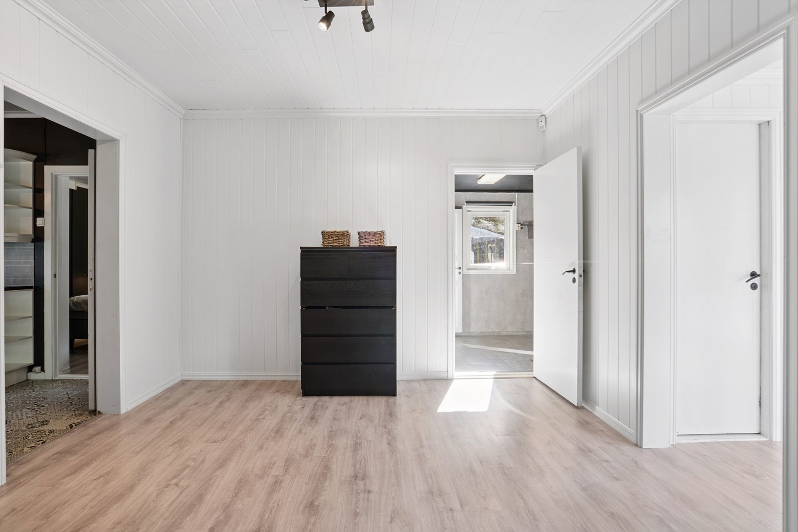 Fra entréen kommer man videre inn i mellomgangen. Galleribilde