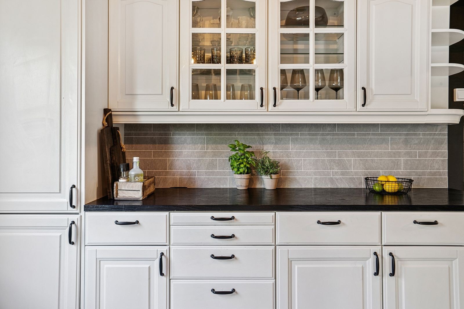 Meget pen kjøkkeninnredning med integrert kjøl-/fryseskap og oppvaskmaskin. Galleribilde