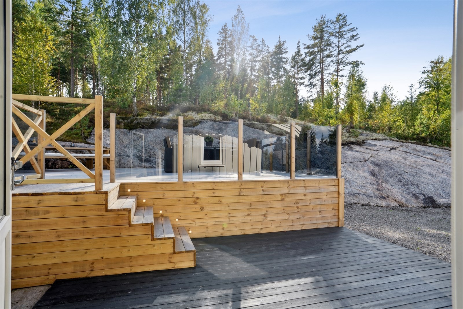 Fin og usjenert terrasse med rekkverk med sotet glass. Galleribilde