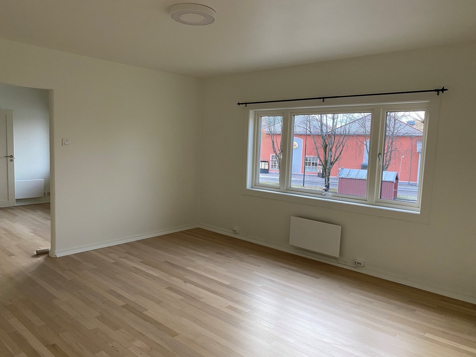 Stue - romslig plass for flere møbleringsmuligheter. Galleribilde