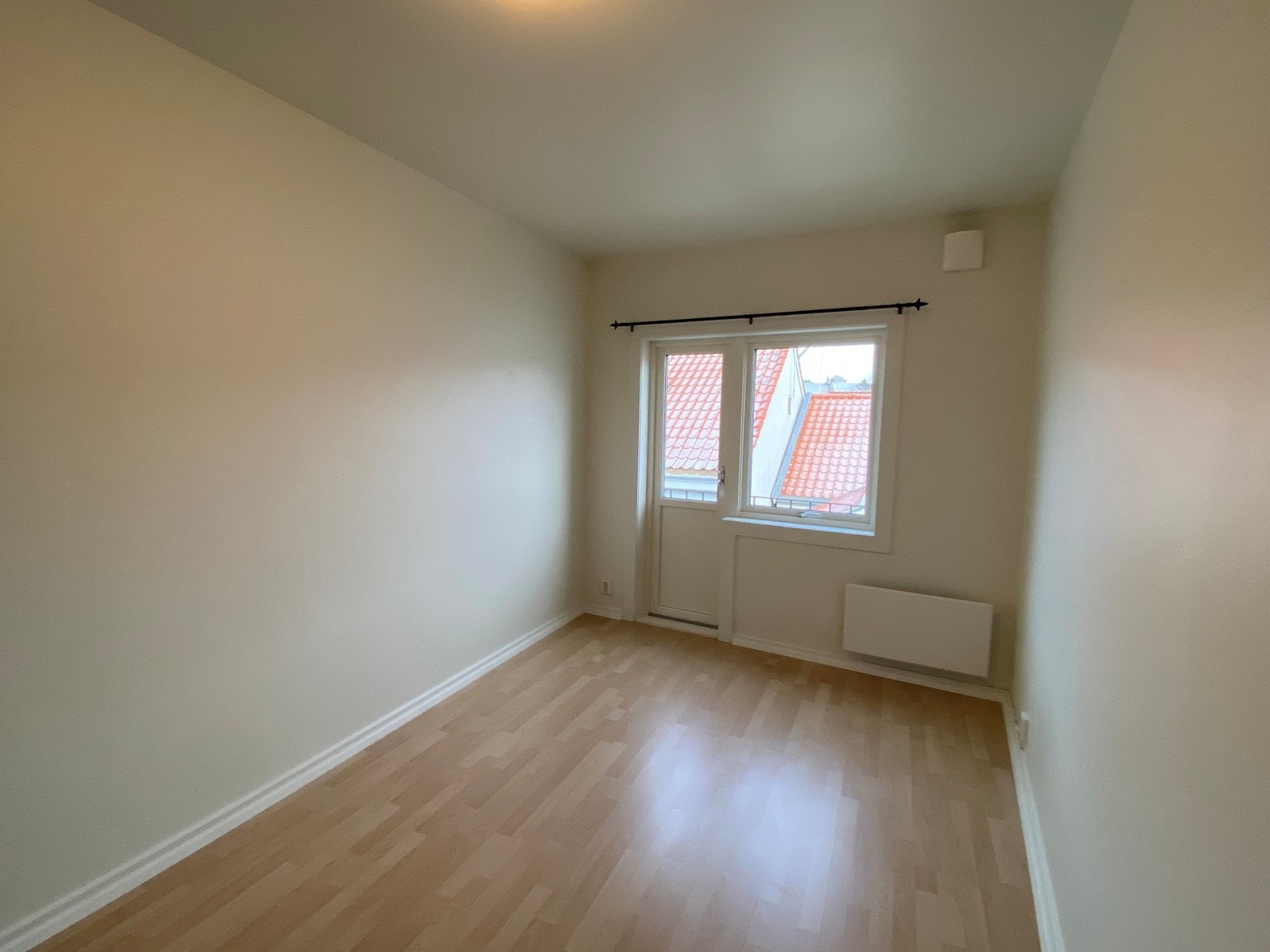 Soverom - med liten balkong inn mot bakgård. Galleribilde
