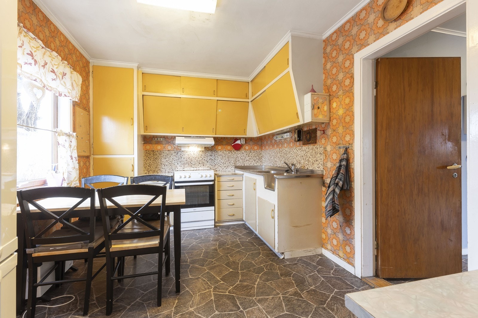 Kjøkken men eldre innredning. Galleribilde