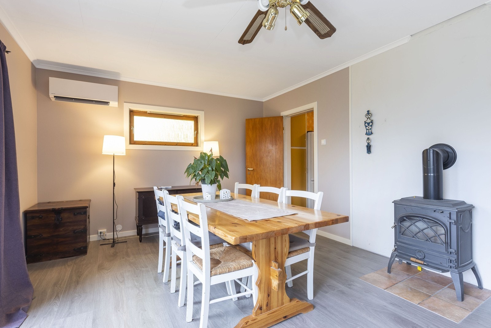 Det er både vedovn og ny varmepumpe i stuen for oppvarming. Galleribilde